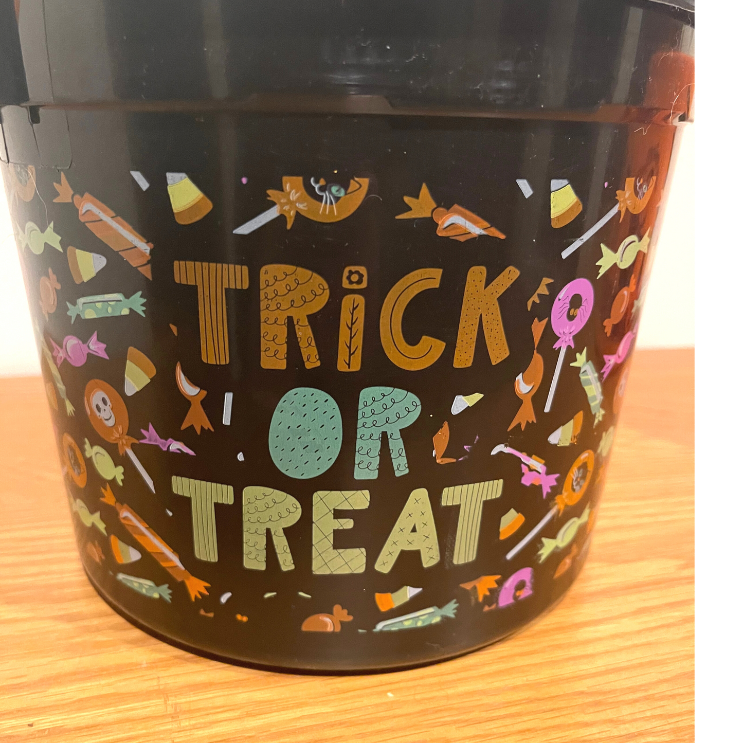 Printed Plastic Halloween Treat Pails: Spooky Sweets!
